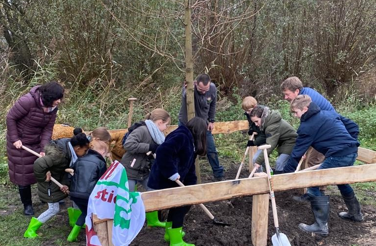 Leerlingen Caleidoscoop planten sneeuwklokjesboom in LumiÃƒÂ¨repark