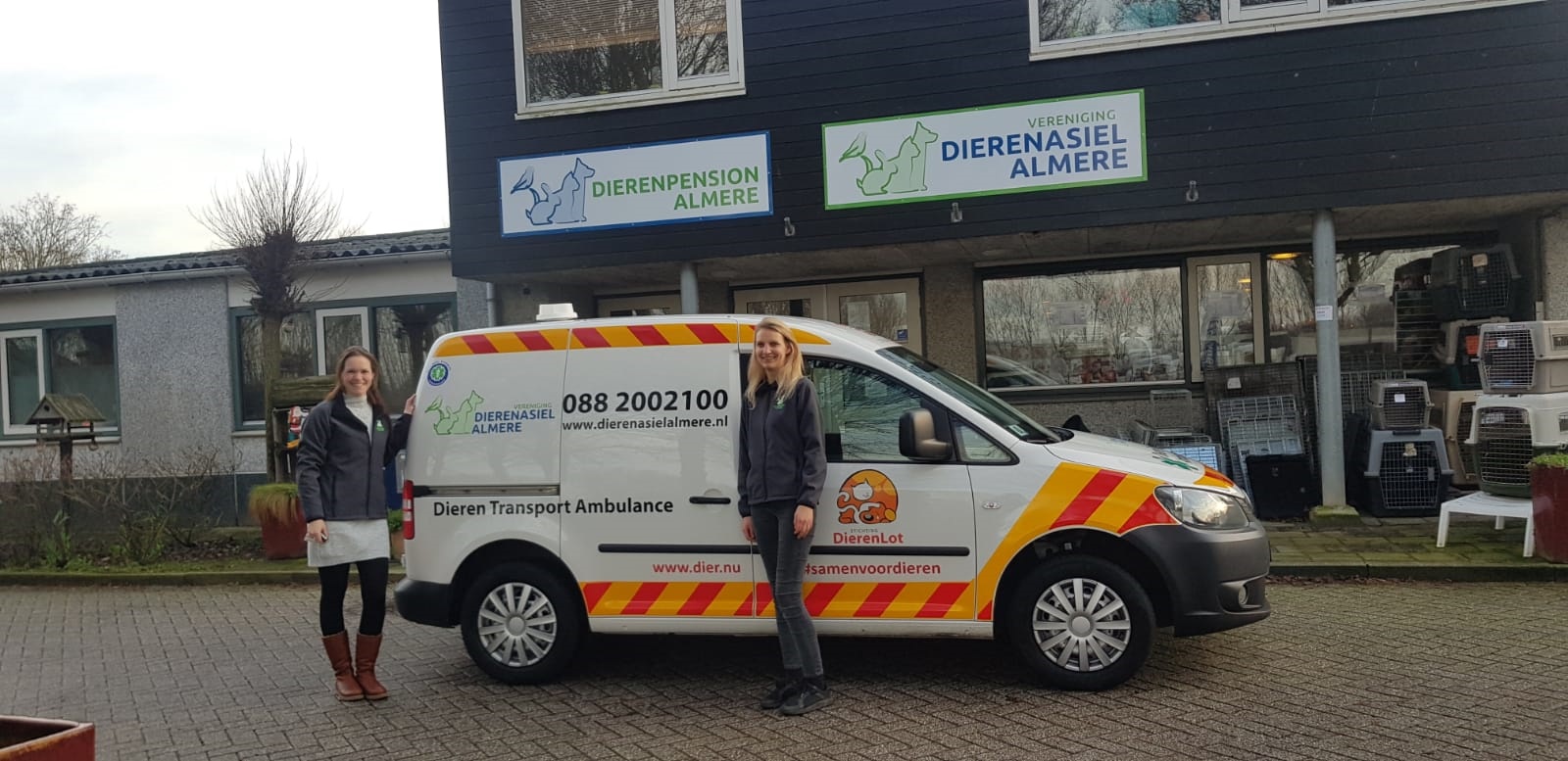 Dierenasiel krijgt nieuwe auto van stichting Dierenlot