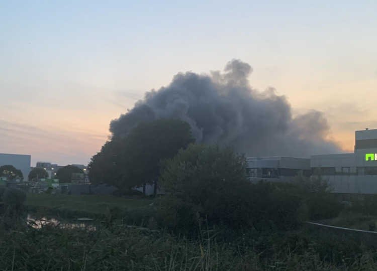 Zeer grote brand op industrieterrein in Almere Buiten