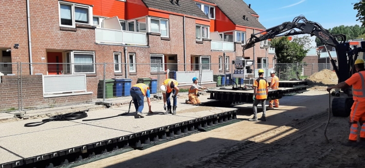 Straat in Almere Haven krijgt plastic bestrating