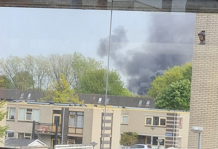 Video: Grote uitslaande brand bij autobedrijf in Stedenwijk