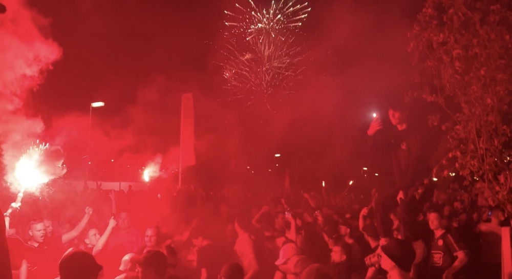 Video: Supporters Almere City FC vieren feest na promotie naar Eredivisie