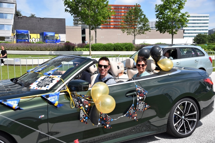 Foto's: Studenten van Windesheim halen diploma op bijÃ‚Â drive-through