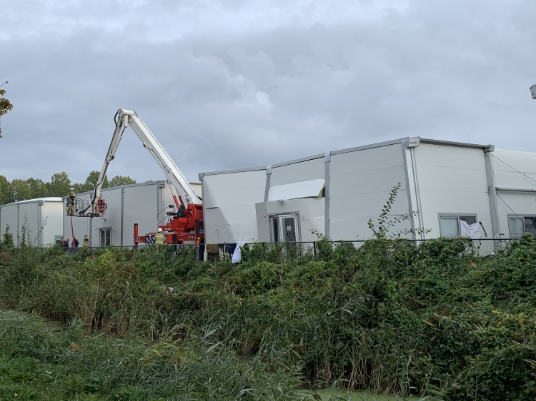 [Video] Dak van asielzoekerscentrum in Almere ingestort, veel hulpdiensten ter plaatse