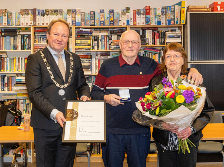 Erepenning van Almere uitgereikt aan 'Opa' Theo Amse